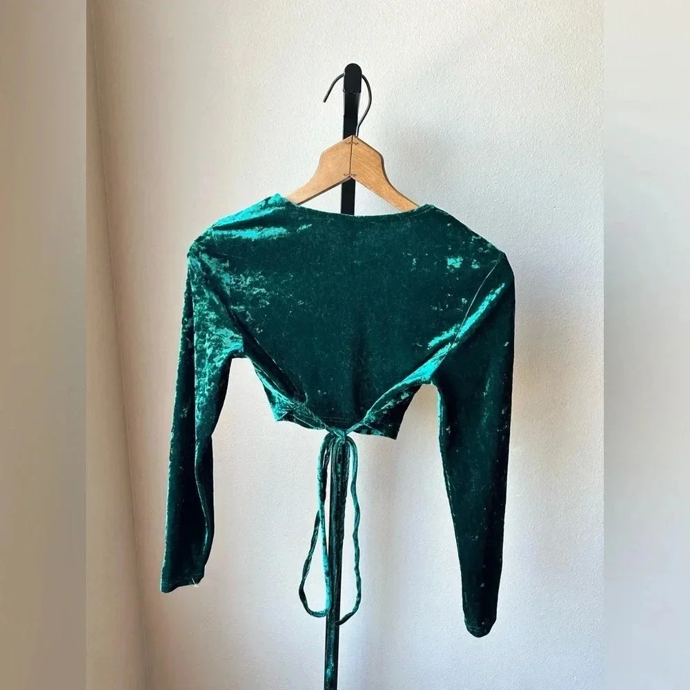 Forever21 size small green velour crop top long sleeve - Picture 3 of 3